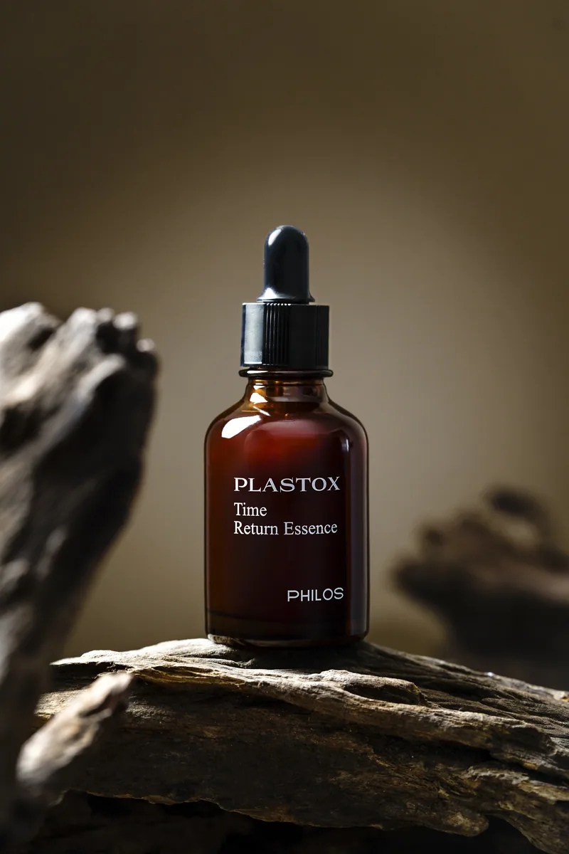 PLASTOX 타임리턴 에센스 50ml, 바위 위에 놓인 스포이트형 병