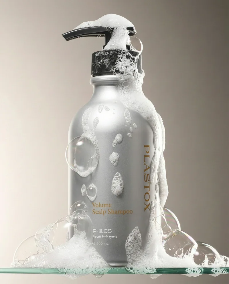 PLASTOX 볼륨스칼프샴푸 500ml 용기가 거품과 함께 놓인 사진